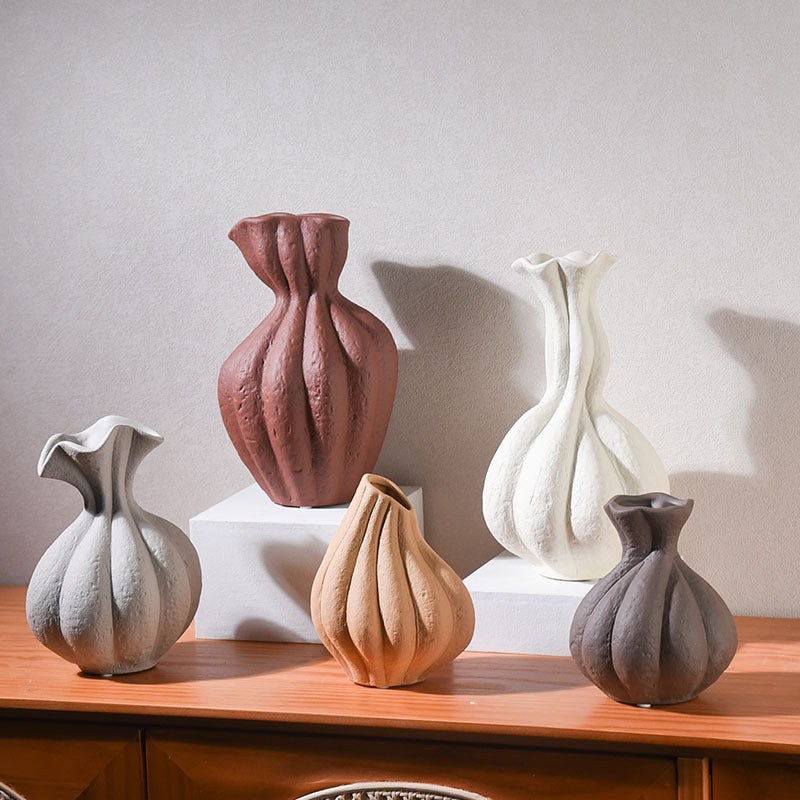 Skulpturale Keramikvase im Wabi-Sabi Stil – Modernes Deko-Objekt mit organischer Form