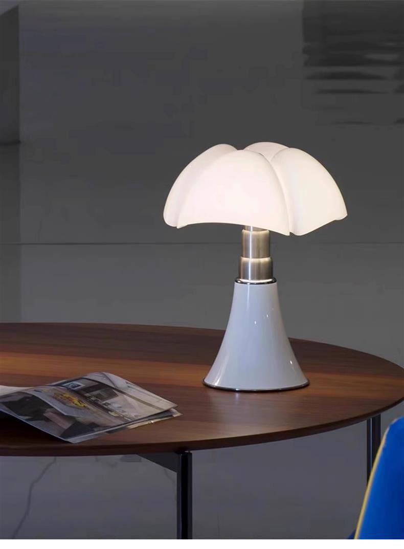 Italienische Designer Tischlampe im Bat-Stil