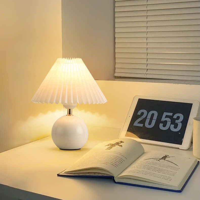 Dekorative Nachttischlampe aus plissierter Keramik