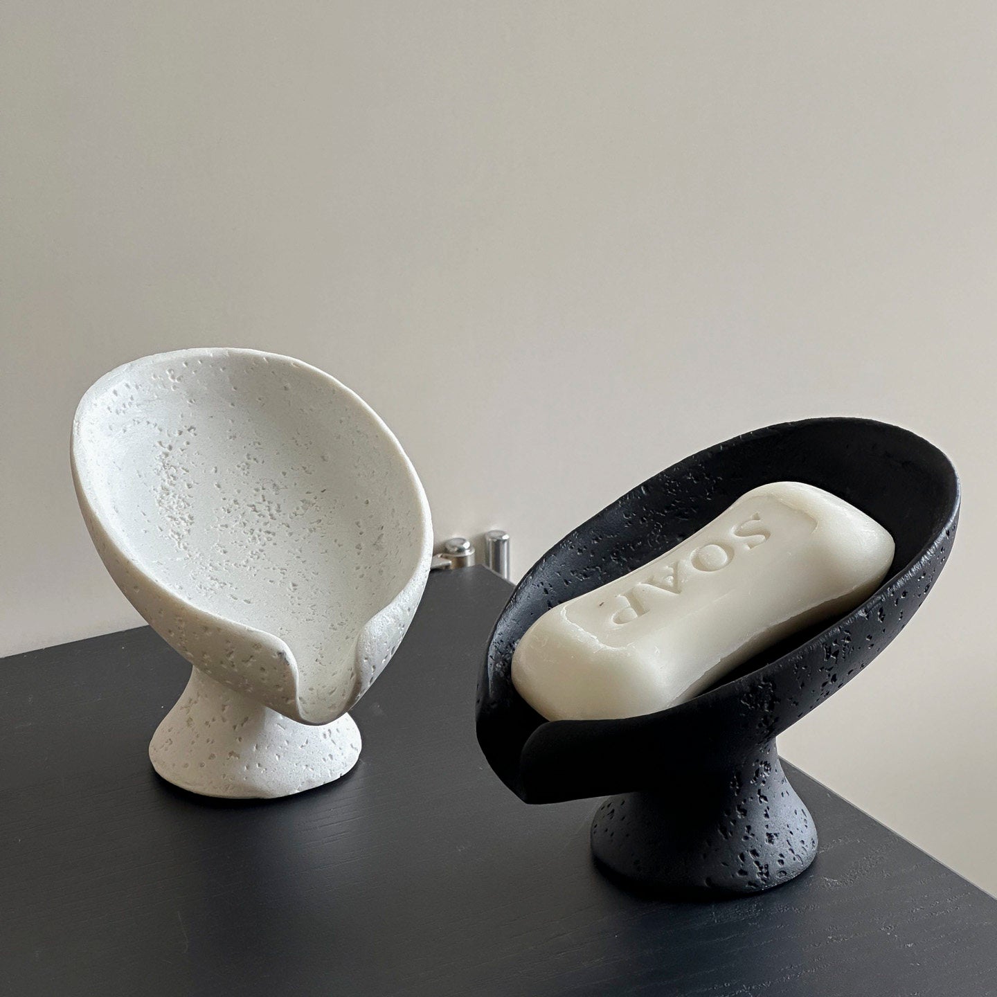 Minimalistische Seifenschale im Wabi-Sabi Stil – Skulpturales Design mit natürlicher Struktur