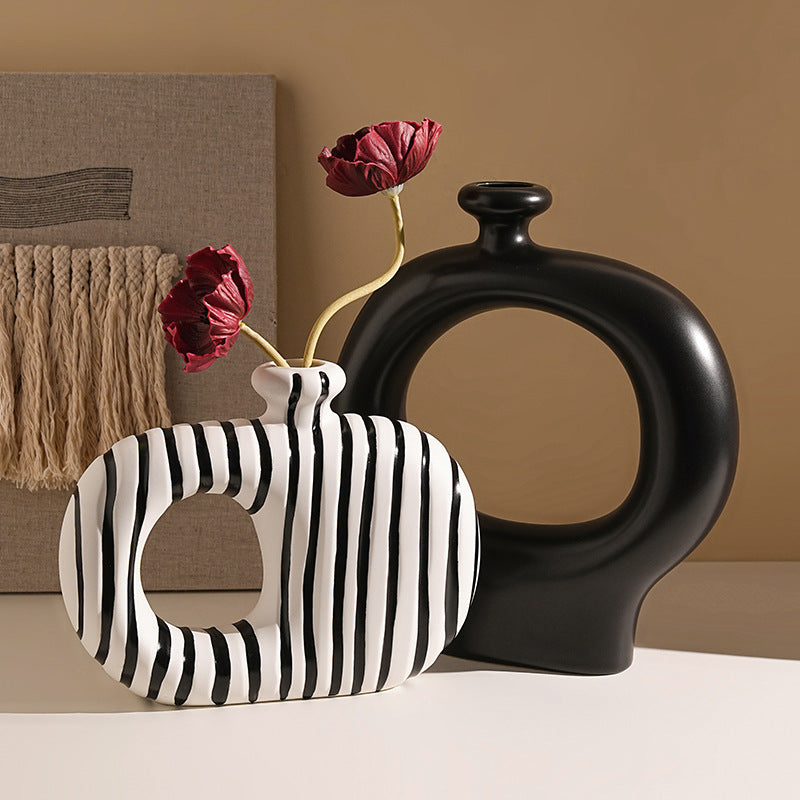 Künstlerische Keramikvase aus Porzellan – Skulpturales Design im nordischen Wabi-Sabi Stil