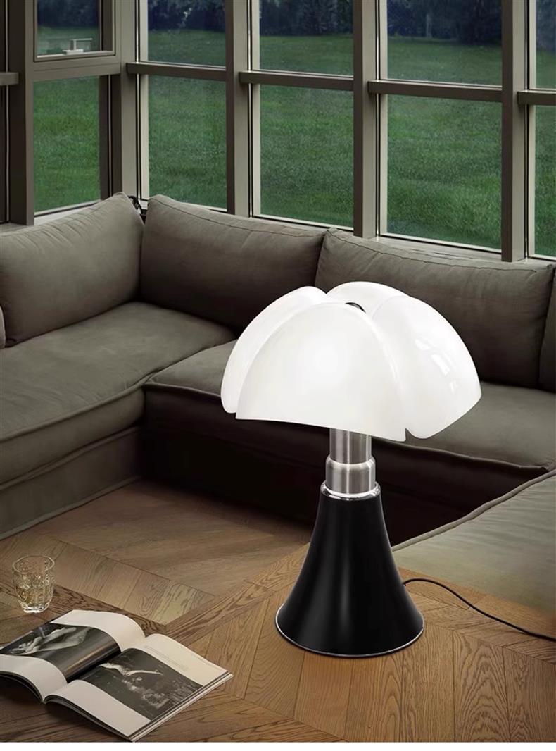 Italienische Designer Tischlampe im Bat-Stil