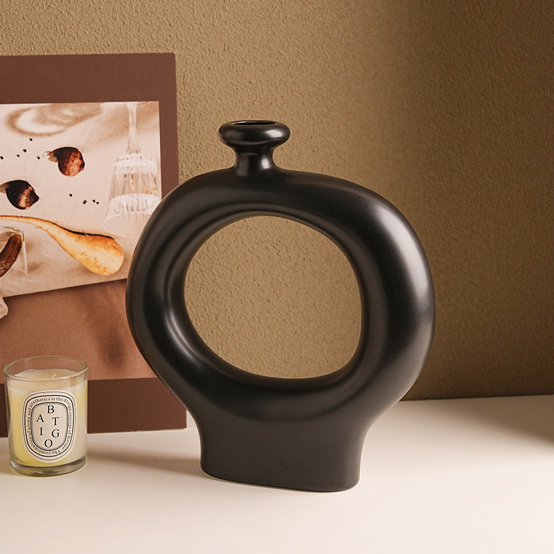Künstlerische Keramikvase aus Porzellan – Skulpturales Design im nordischen Wabi-Sabi Stil