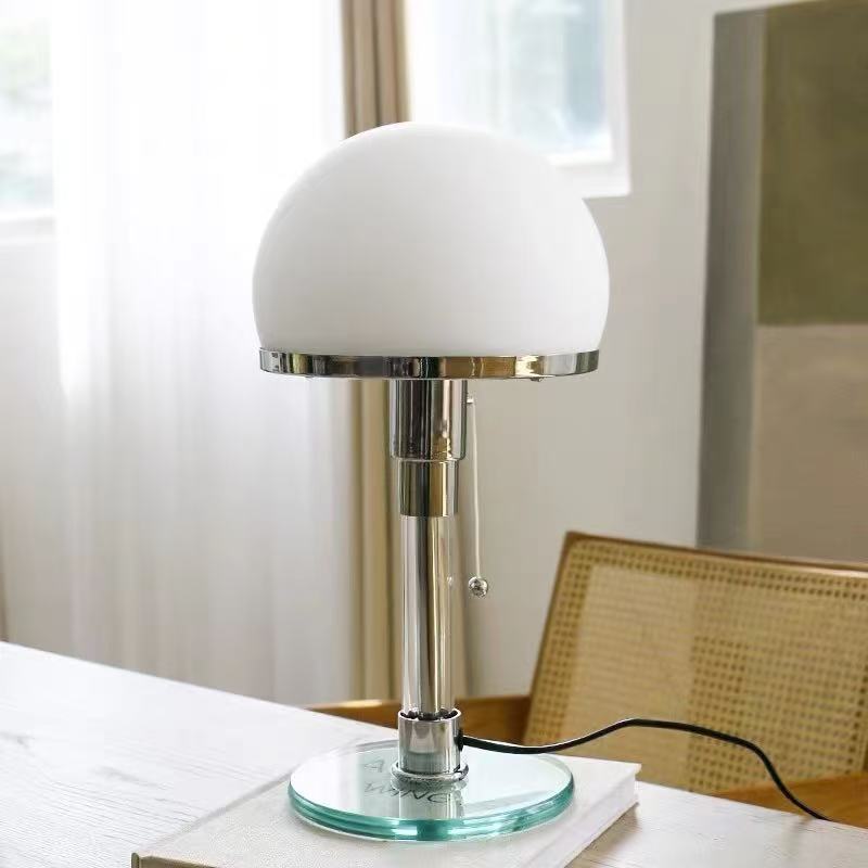 Bauhaus Tischlampe mit Zugschalter – Glaslampe im modernen Design