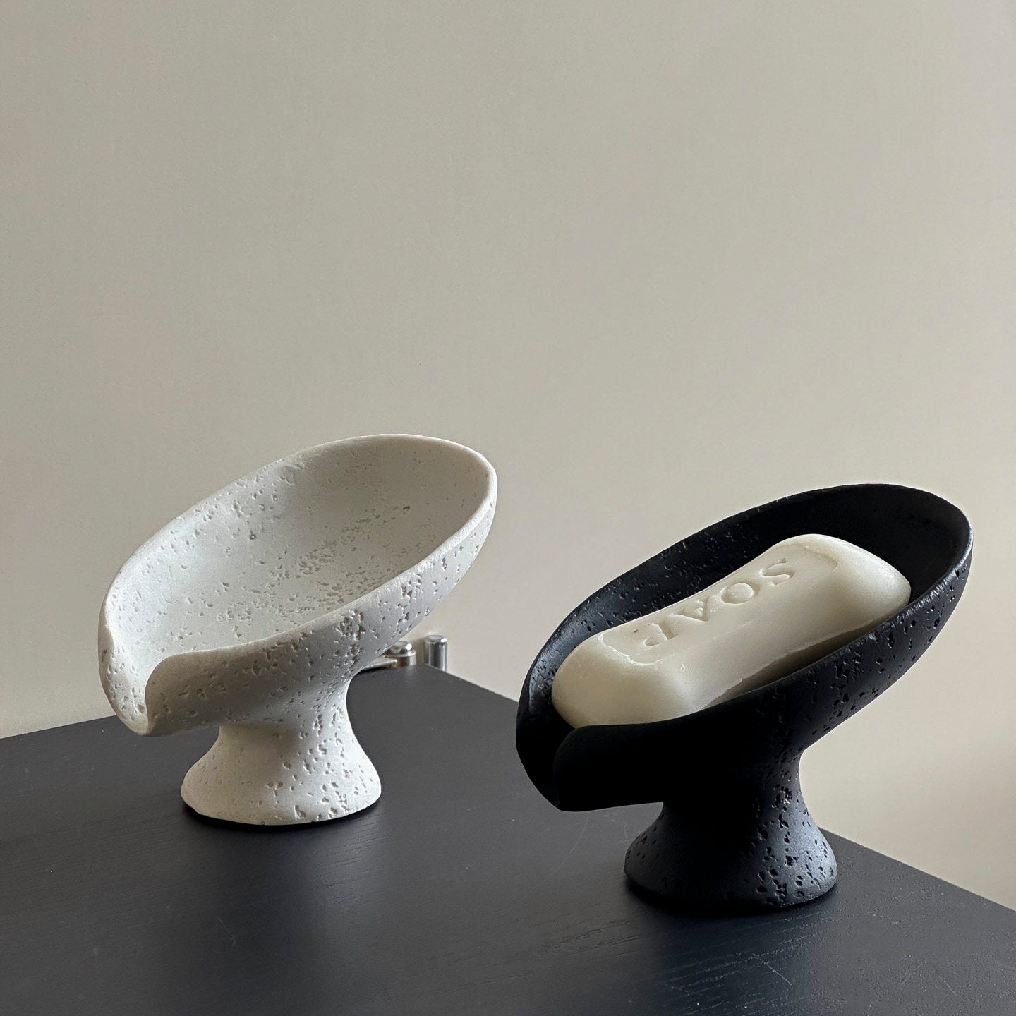 Minimalistische Seifenschale im Wabi-Sabi Stil – Skulpturales Design mit natürlicher Struktur