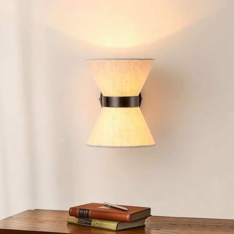 Minimalistische Wandleuchte aus Wabi-Sabi-Stoff