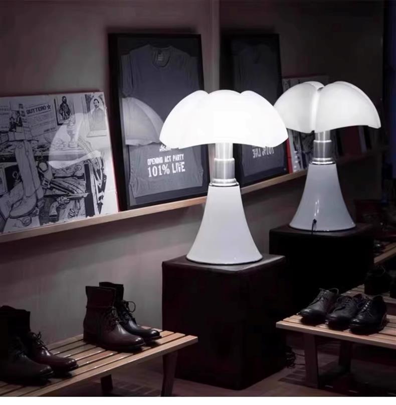 Italienische Designer Tischlampe im Bat-Stil