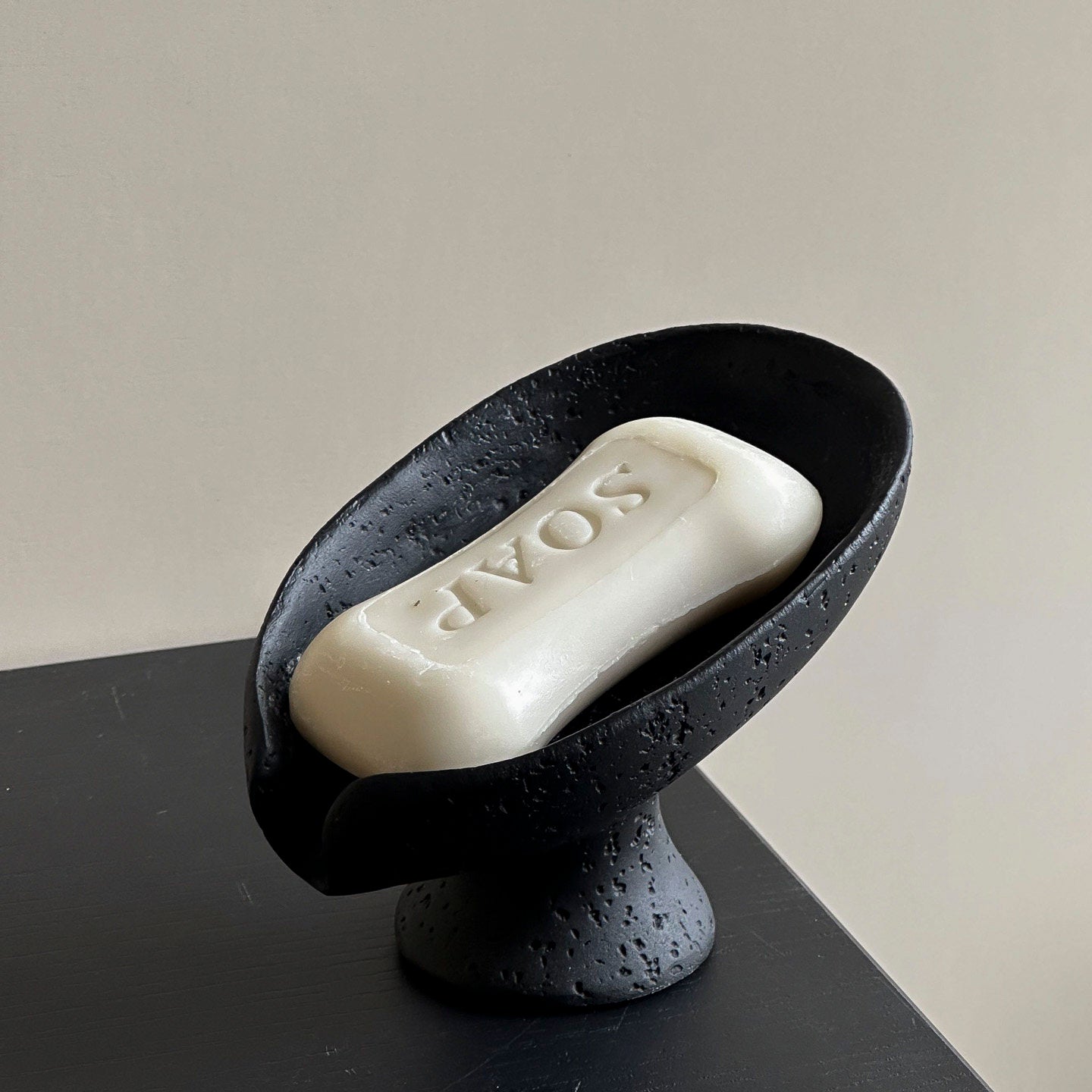 Minimalistische Seifenschale im Wabi-Sabi Stil – Skulpturales Design mit natürlicher Struktur