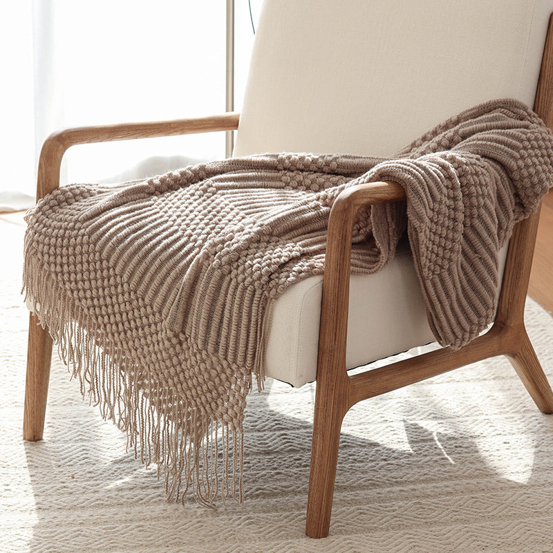 Strickdecke mit Fransen – Weiche Wohndecke im modernen Strukturdesign