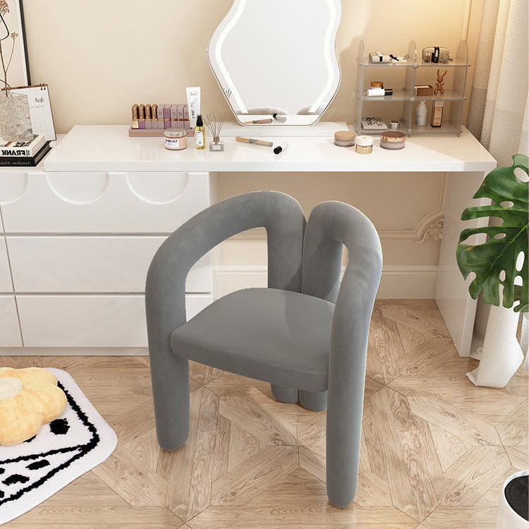 Eleganter Schminkstuhl im cremefarbenen Stil fürs Schlafzimmer