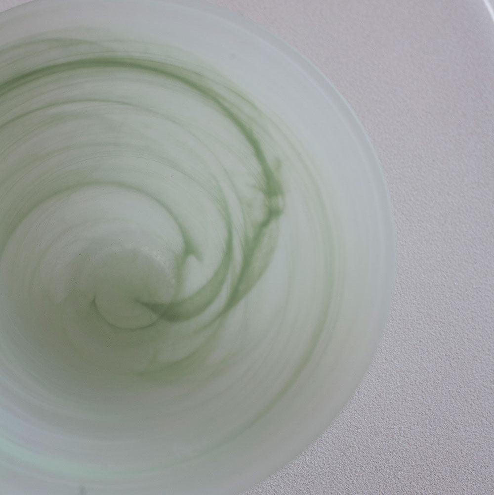 Dessert- und Salatschüssel aus mattiertem Wolkenglas