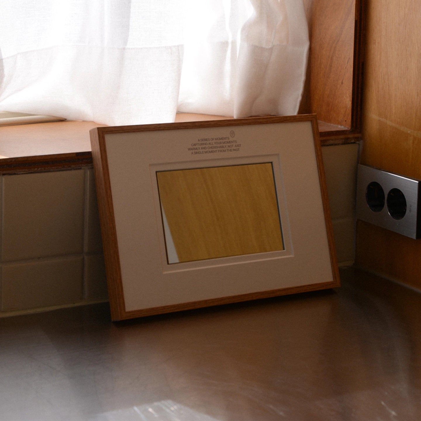 Französischer Wandspiegel mit Walnussrahmen – Vintage Mid-Century Deko im minimalistischen Stil