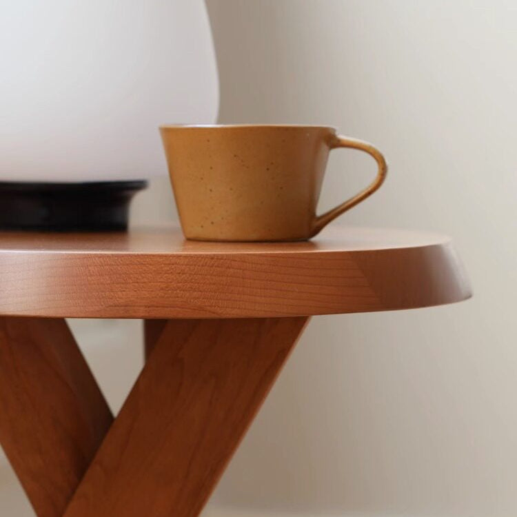 Runder Hocker aus Massivholz im Wabi-Sabi-Stil