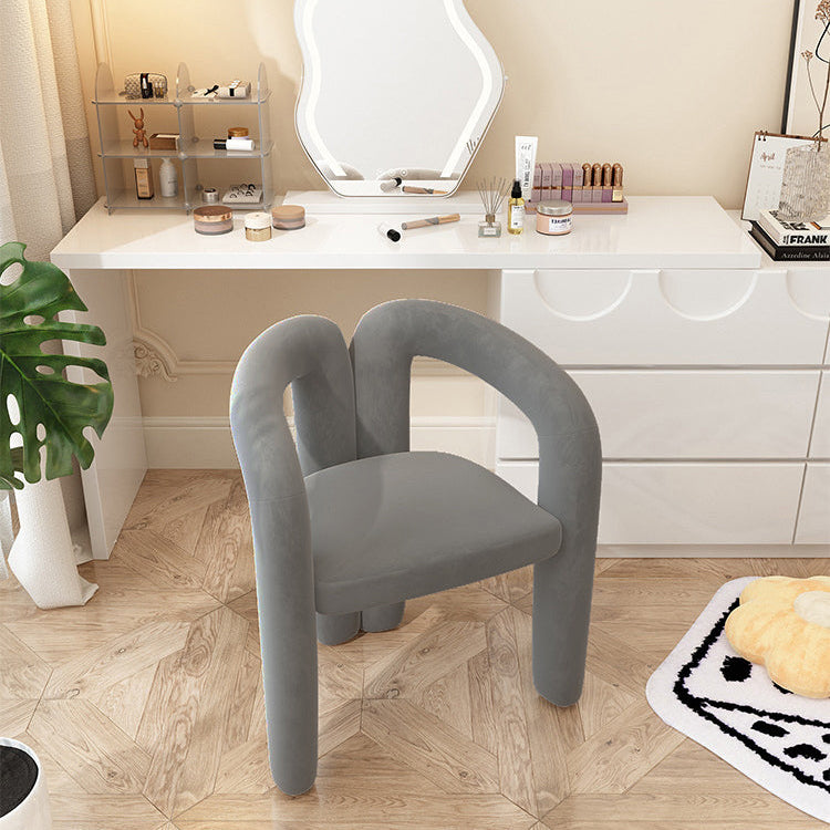 Eleganter Schminkstuhl im cremefarbenen Stil fürs Schlafzimmer