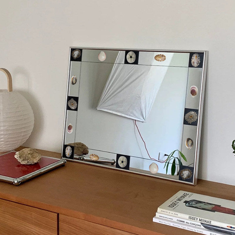Vintage Bauhaus Wandspiegel – Künstlerischer Dekospiegel mit Muschel-Details & Silberrahmen