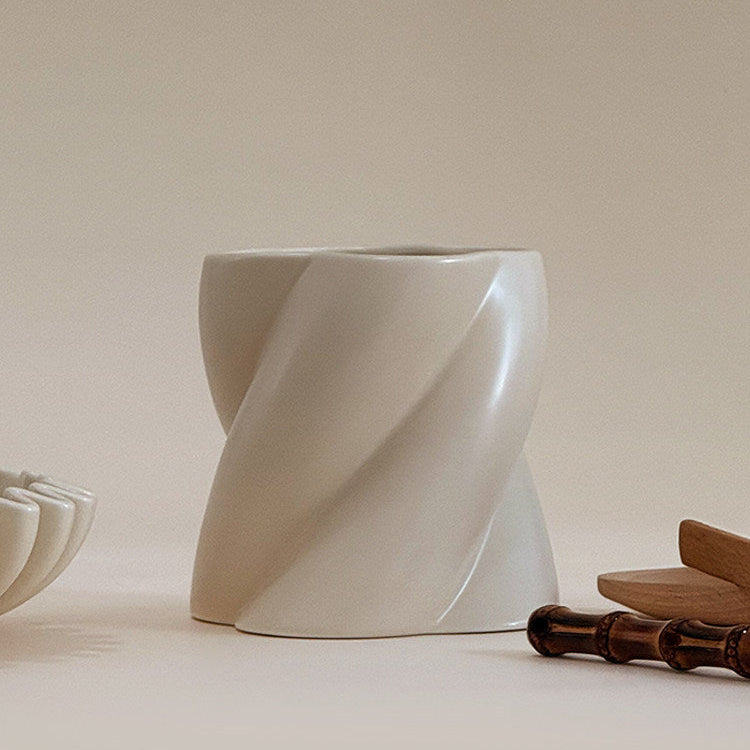 Minimalistischer Keramik Utensilienhalter im skulpturalen Design