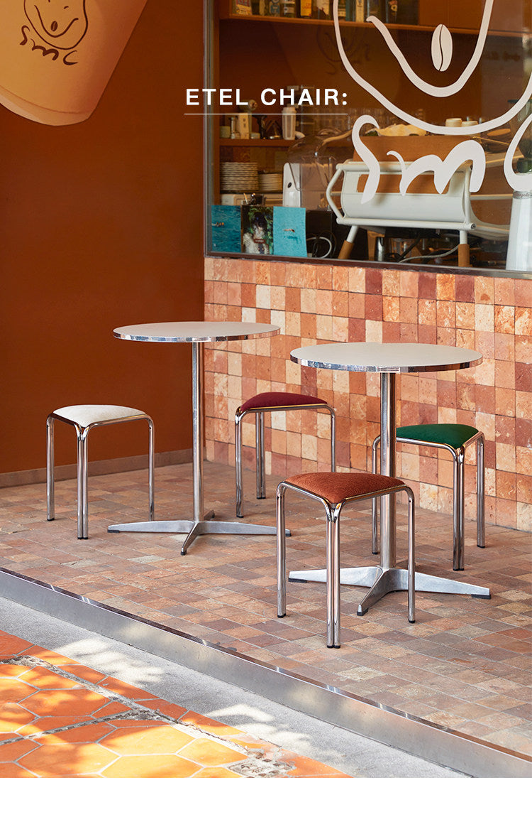 Dreieckiger Stoffhocker im Bauhaus-Stil