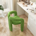 Eleganter Schminkstuhl im cremefarbenen Stil fürs Schlafzimmer