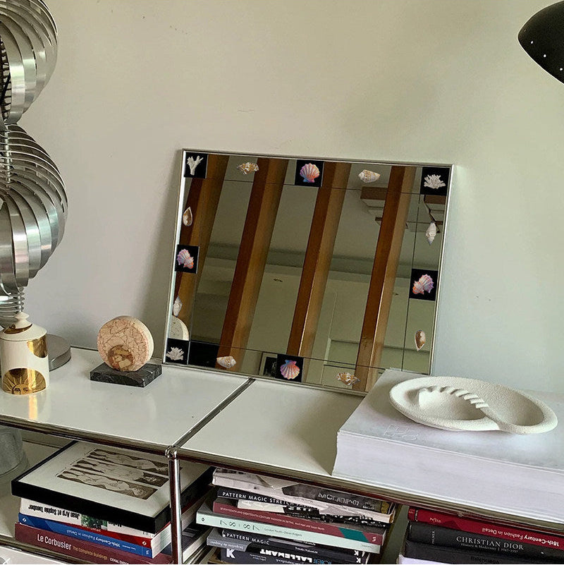 Vintage Bauhaus Wandspiegel – Künstlerischer Dekospiegel mit Muschel-Details & Silberrahmen