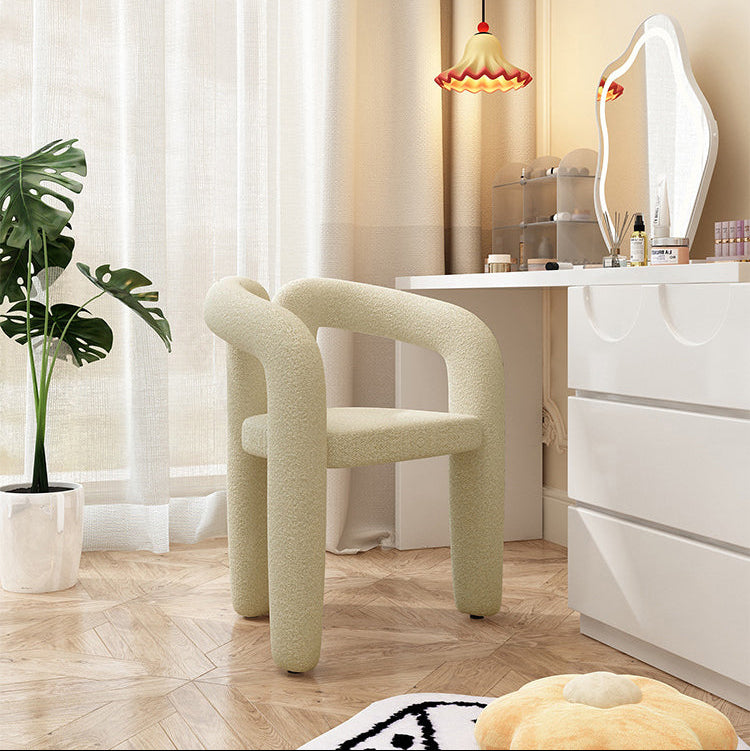 Eleganter Schminkstuhl im cremefarbenen Stil fürs Schlafzimmer