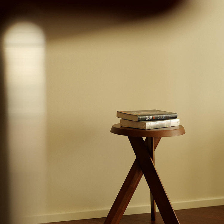 Runder Hocker aus Massivholz im Wabi-Sabi-Stil