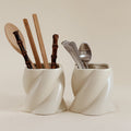 Minimalistischer Keramik Utensilienhalter im skulpturalen Design