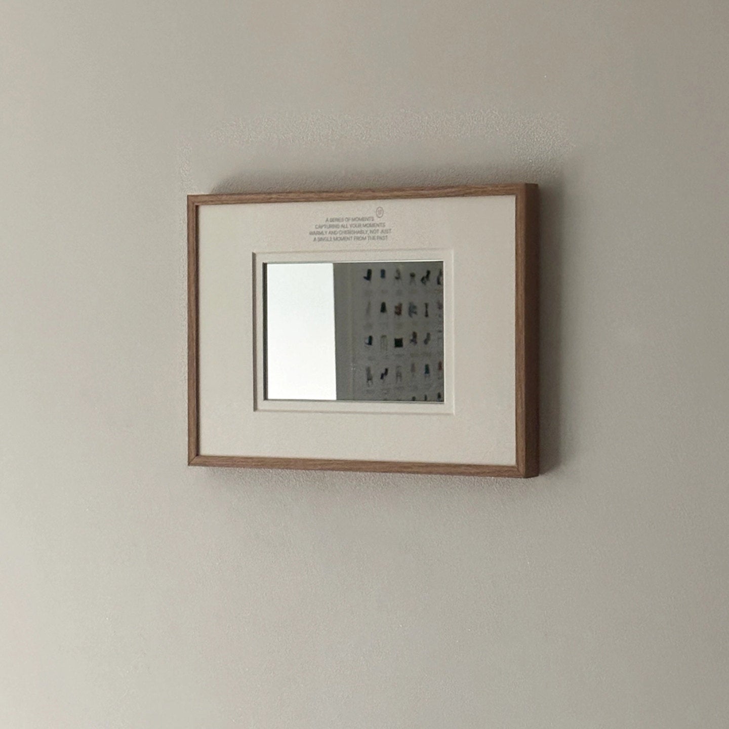 Französischer Wandspiegel mit Walnussrahmen – Vintage Mid-Century Deko im minimalistischen Stil