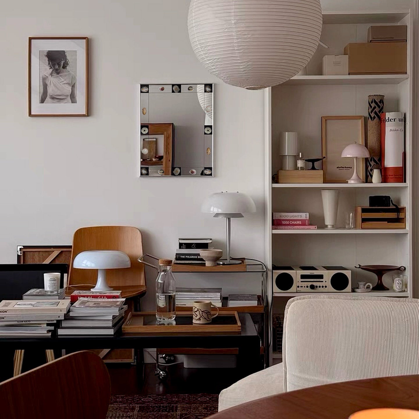 Vintage Bauhaus Wandspiegel – Künstlerischer Dekospiegel mit Muschel-Details & Silberrahmen