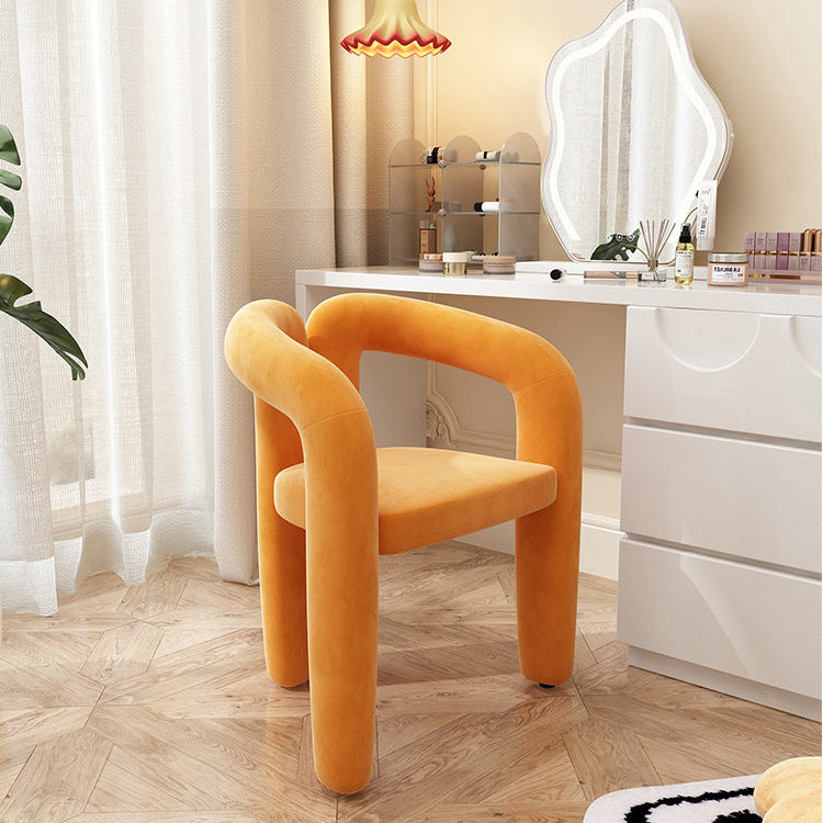 Eleganter Schminkstuhl im cremefarbenen Stil fürs Schlafzimmer