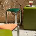 Dreieckiger Stoffhocker im Bauhaus-Stil