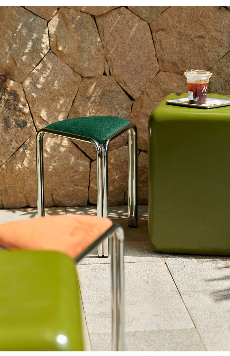 Dreieckiger Stoffhocker im Bauhaus-Stil
