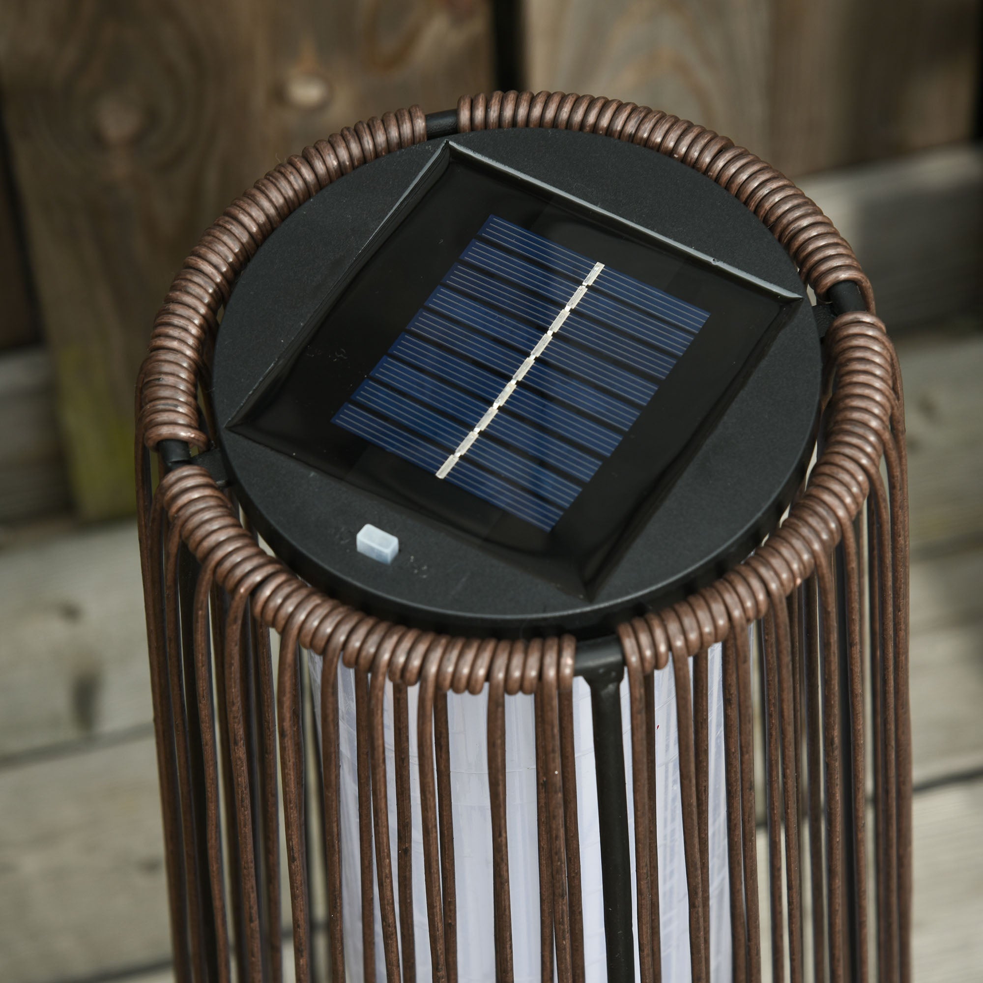 Elegante Solar-Gartenleuchte im modernen Rattan-Design