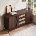 Modernes Sideboard mit Rattan-Details und Schiebetüren