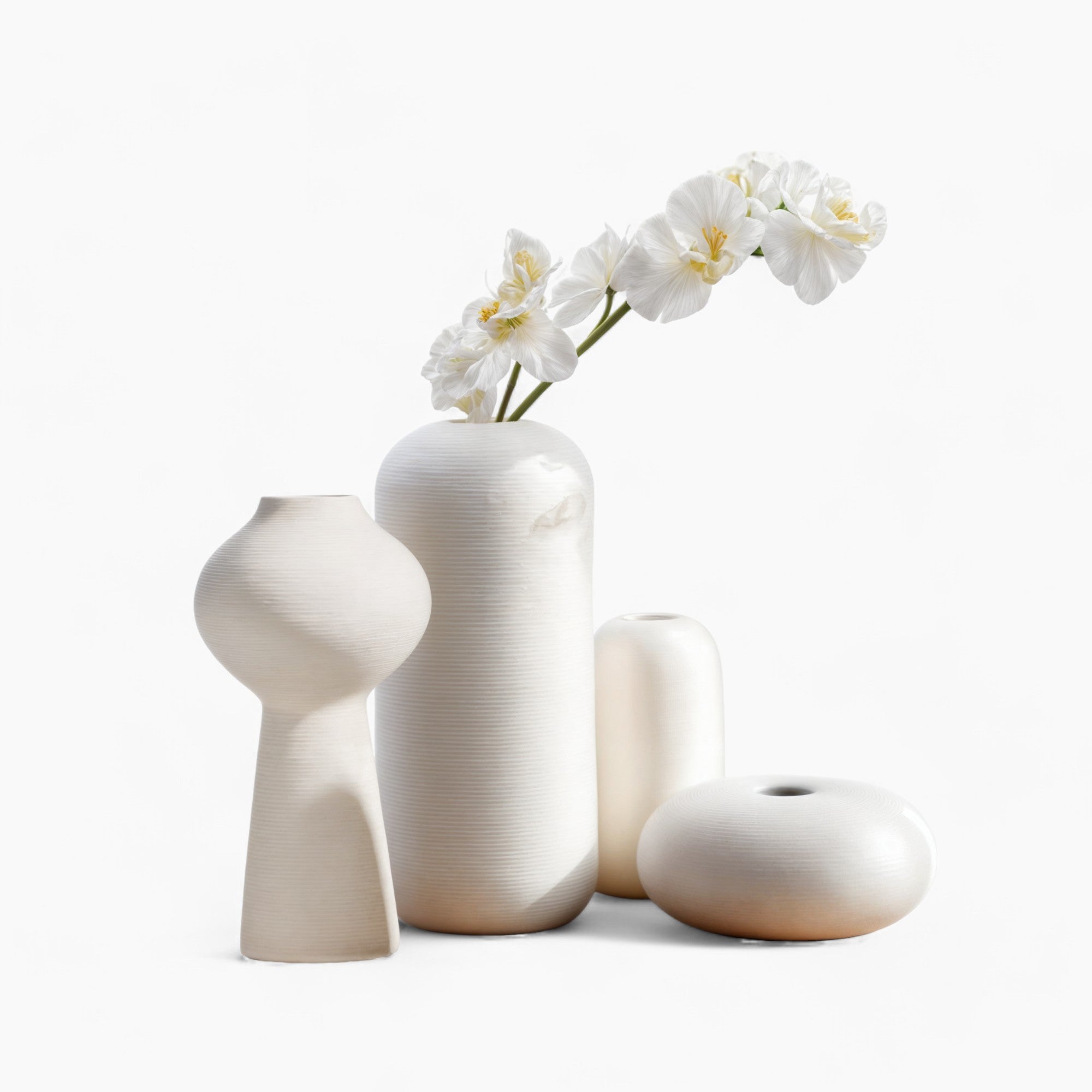 Handgefertigte Keramikvase Blanche mit dekorativer Ring-Skulptur, elegante Heimdekoration für Pflanzen oder Blumen, ganz in Weiß, handgefertigte Raffinesse
