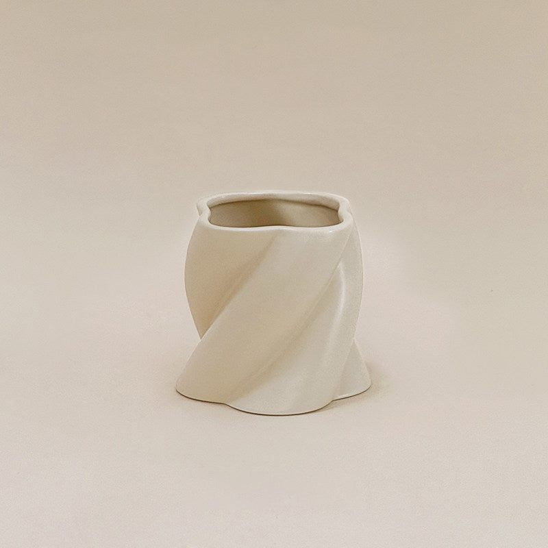 Minimalistischer Keramik Utensilienhalter im skulpturalen Design