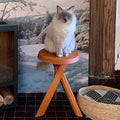 Runder Hocker aus Massivholz im Wabi-Sabi-Stil