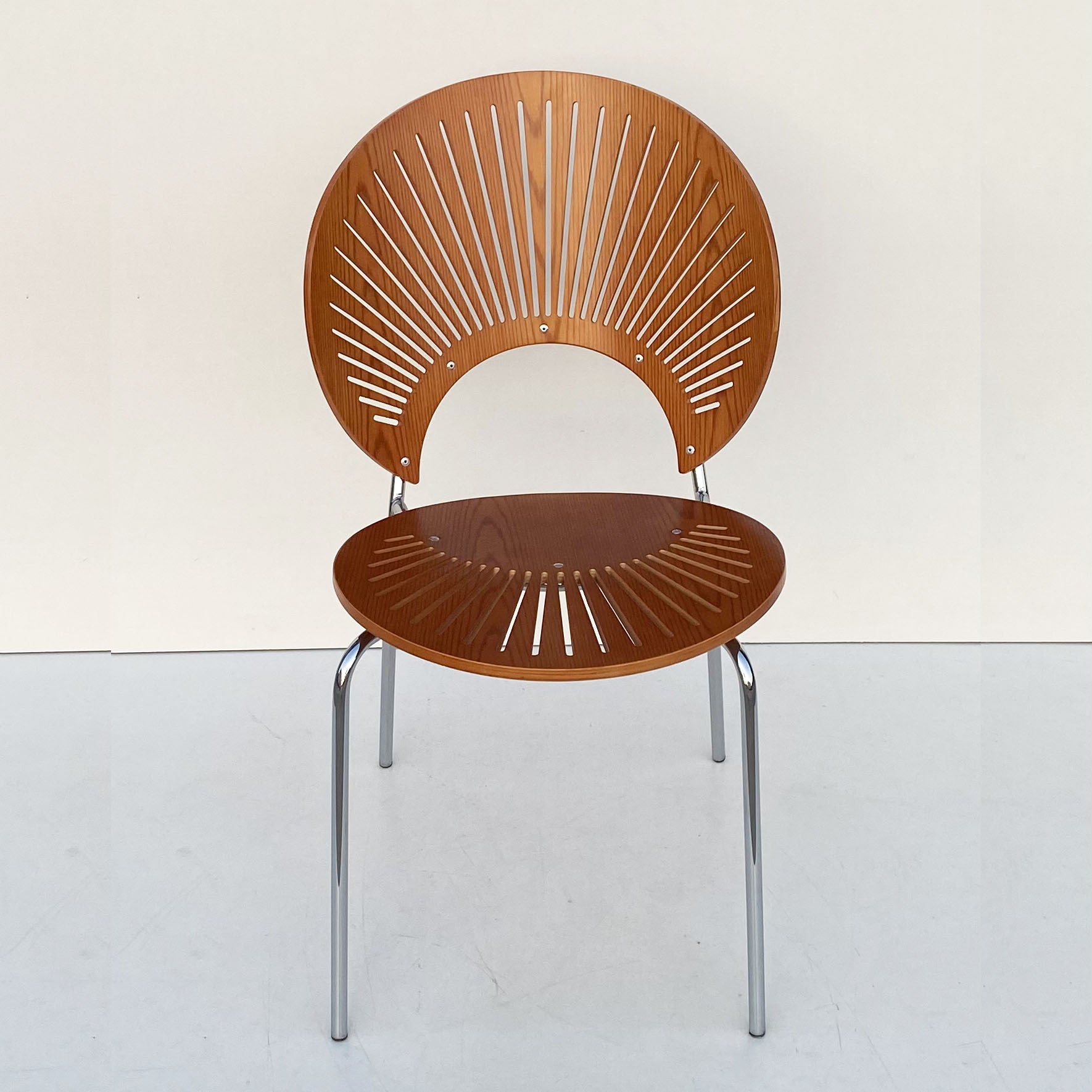 Minimalistischer, muschelförmiger Esszimmerstuhl aus Massivholz