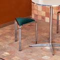 Dreieckiger Stoffhocker im Bauhaus-Stil