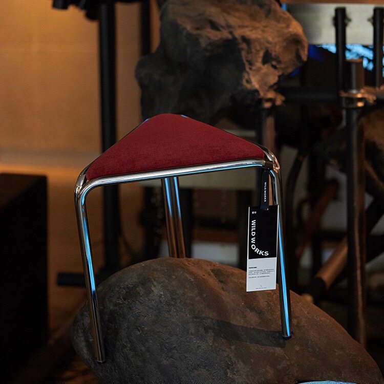 Dreieckiger Stoffhocker im Bauhaus-Stil