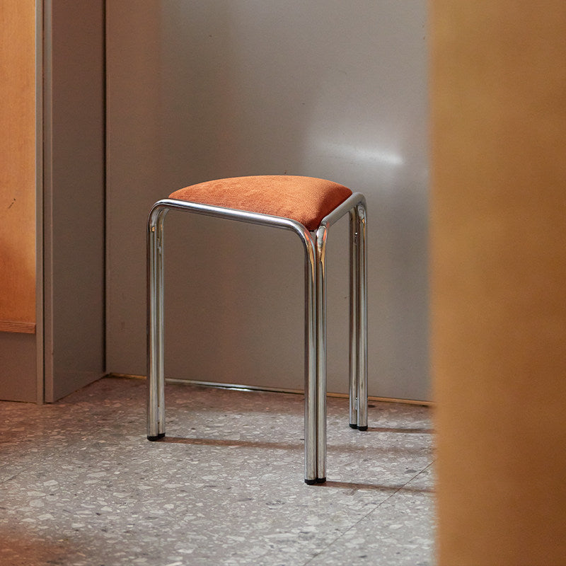 Dreieckiger Stoffhocker im Bauhaus-Stil