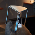 Dreieckiger Stoffhocker im Bauhaus-Stil