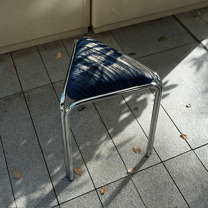 Dreieckiger Stoffhocker im Bauhaus-Stil