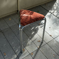Dreieckiger Stoffhocker im Bauhaus-Stil